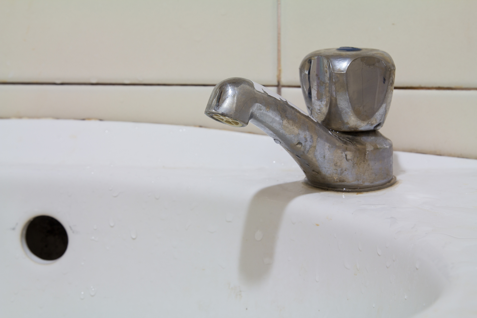 Stop Wasting Water: Learn How to Fix a Leaking Faucet Yourself!