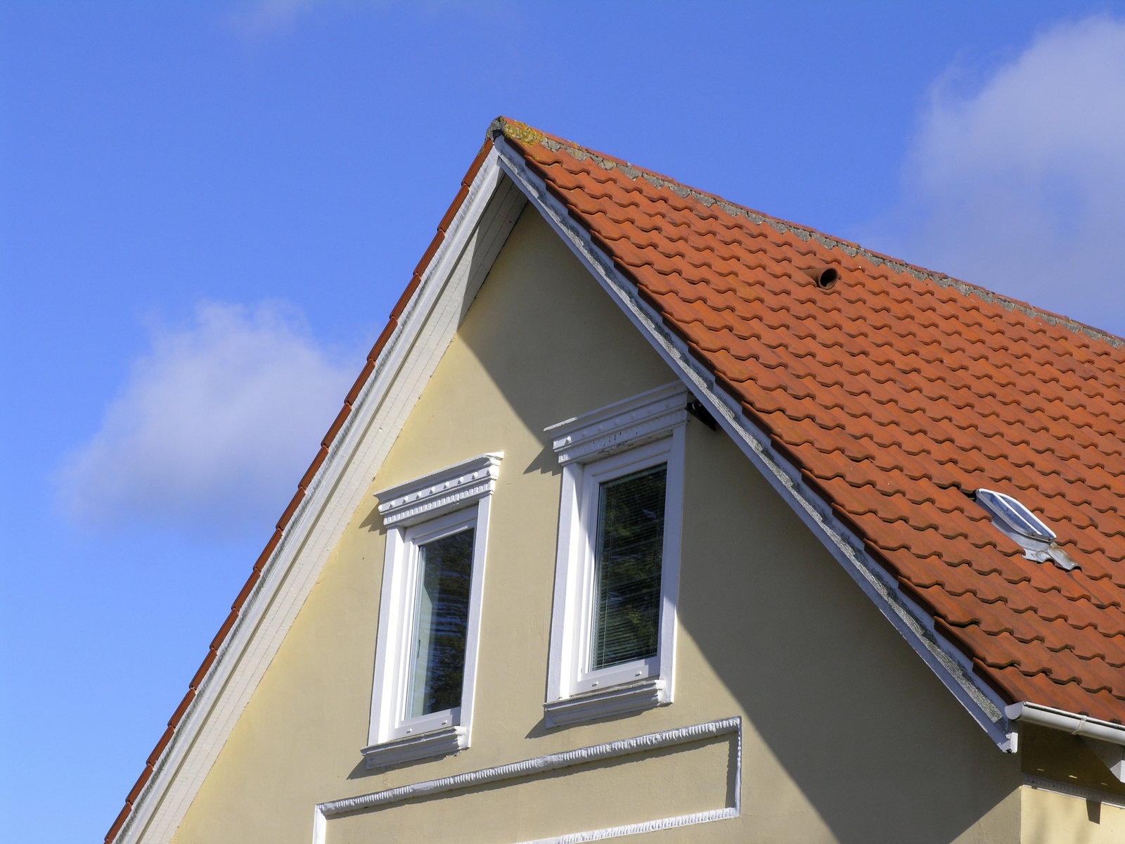A Step-by-Step Guide to Replacing a Broken Roof Tile